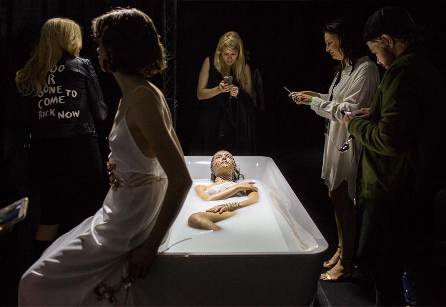 שבוע האופנה בתל אביב- דוגמנית בתוך אמבטית חלב